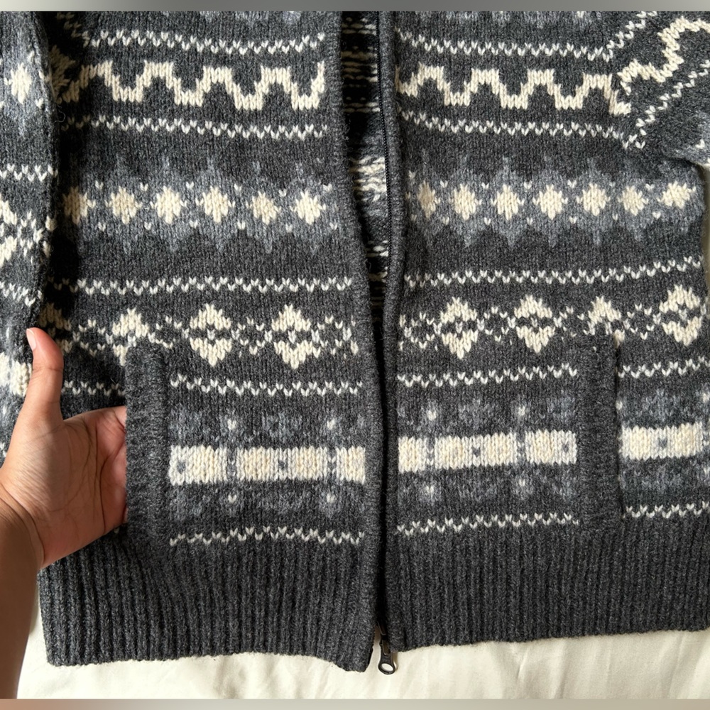 ❌SOLD❌
L.L. Bean Charcoal and Cream Fair Isle Zip-Up Sweater 100% lambswool - Picture 5 of 5